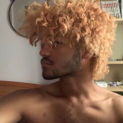 rezncut's profile picture. (they/them) i’m a little strawberry