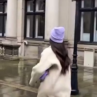 فتاة بسيطه ، واحمل مَا يكفيني من الثقه بنفسي ، طموحاتي عآليه ويخدشها الكسل ..!