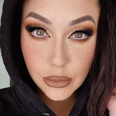 Makeup artist at Centre of Attention Makeup Artistry. IG @courtneyleighhollins
Mum to daughter Jordyn, australian, likes to swear, honesty is the best policy👌