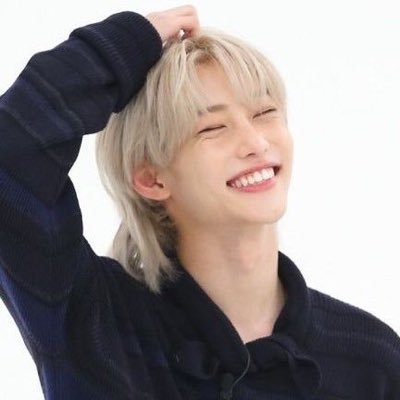 podría vivir a base de café y canciones de stray kids