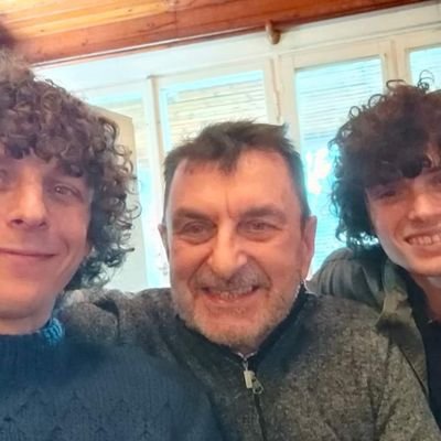 DeubeAlle's profile picture. zdecydowanie ***** *** i KK,
Im się człowiek robi starszy, wszystko w nim po trochu parszy-wieje... boy

a kaczka najlepsza po pekińsku :)