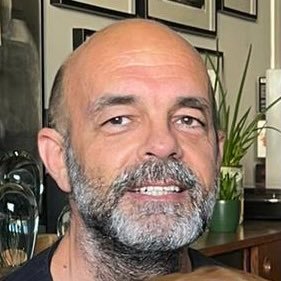 Casi gijonés, atlético, amante de la tecnología y la montaña. De izquierdas siempre. #YoConPodemos