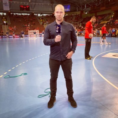 Taler på fuld tid om sport på Viaplay og TV3 Sport. Glad for især fodbold, håndbold og dart. Cand. comm. i journalistik og historie