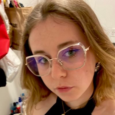Melaniieef's profile picture. 𝔍𝔲𝔰𝔱 𝔩𝔦𝔰𝔱𝔢𝔫 𝔣𝔦𝔫𝔡 𝔱𝔥𝔢 𝔪𝔞𝔤𝔦𝔠 𝔨𝔢𝔶