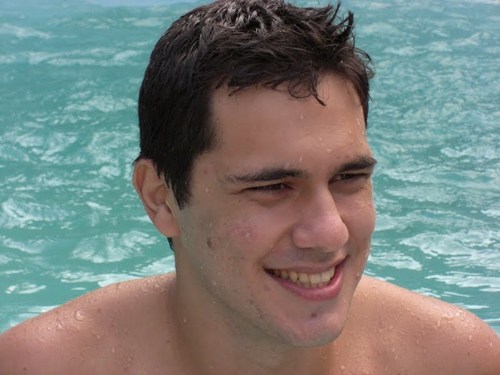 brasileiro,paraibano,palmeirense,estudante de Relaçoes Publicas , bonito, simpatico,inteligente e muito modesto kkkk apaixonado po Deus e por minha familia