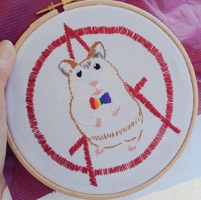 Hamster anarqueer et flemministe velue. Porte-parole officielle du Syndichat contre l'eau pression humaine.