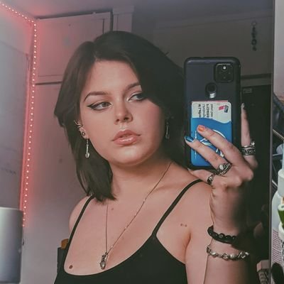 cherryxc0la_'s profile picture. 21 and losing it