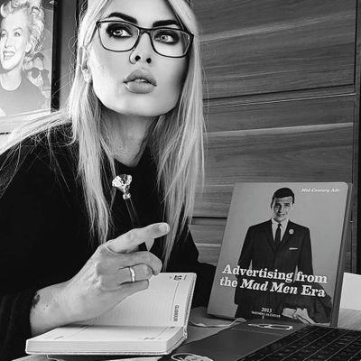 International Award-winning Copywriter. Movies and tv shows critic.
https://t.co/mHwuh1DZmq Director