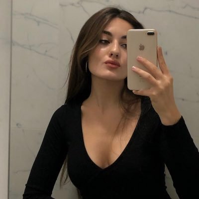 إن كنت قاسيا يعشقونك عشره وان كنت طيبا يجرحونك الف💛