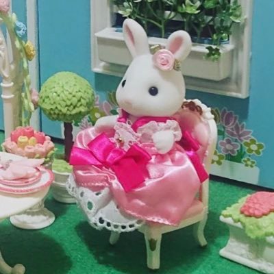 ayata2727's profile picture. 2021年にシルバニア沼に♪ 小6娘と楽しんでいる母（私４7歳）です (^^)2畳の部屋をシルバニアのお部屋にして日々楽しんでおります。沼ったきっかけは娘達が最近シルバニアで遊ばないのは家具やお人形が少ないからの一言。娘が遊ぶためのシルバニア達をお迎えしていたら止まらなくなりました。