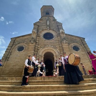 Dende o ano Xacobeo '93, comezamos a actuar como grupo folclórico galego de gaita. Participando en moitos tipos de festas, xuntanzas multitudinarias e privadas.