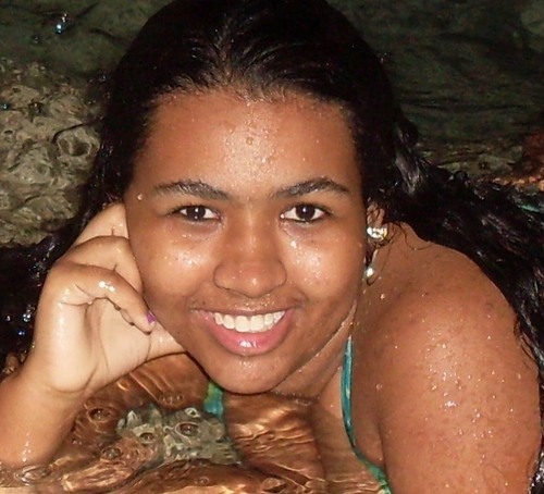 Gosto de cantar,sair com minhas amigas, e quem sabe no futuro ser uma grande cantora que nem esses artistas famosos?Gosto também de tocar violão!