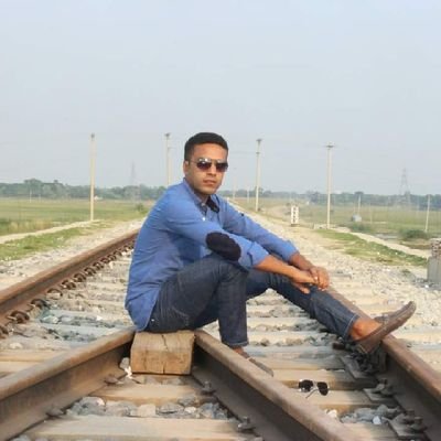 আমি নিজে কে তা জানিনা, কারন প্রতিবার নিজেকে দেখার জন্য আয়নার সাহায্য নিতে হয়। সাধারন একজন মানুষ।