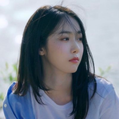 rp) Hwang Eun-bi, better known by her stage name SinB. A member of gfriend and Viviz. Nav & Buddy owns up a place in her heart.