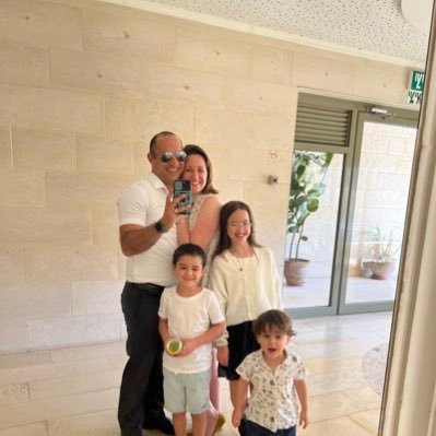 נשוי לבאבו. אבא לגורה, ושני בנדיטים. ממייסדי #פידצבא ומנסה, בהצלחה חלקית, לנרמל שיח צבאי מקצועי בספרה הטוויטרית.