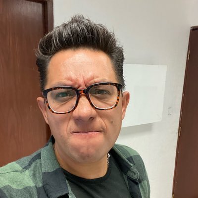 Comunicólogo-Periodista, me gusta la fotografía y juego basquetbol, las motos y los autos de mis grandes pasiones