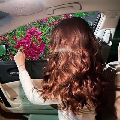 كلها كتوف مائلة إلا كتف صديقگ يبقى ثابتاً لأجلگ-