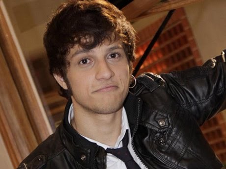 sou um bom ator e trabalho no elenco de rebelde