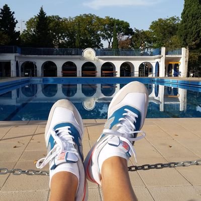 Estoy que trino.
Familia, Patria, Club Deportivo.
Madridista inquebrantable.
Aviso a los recién llegados, el tuteo condena al ostracismo.