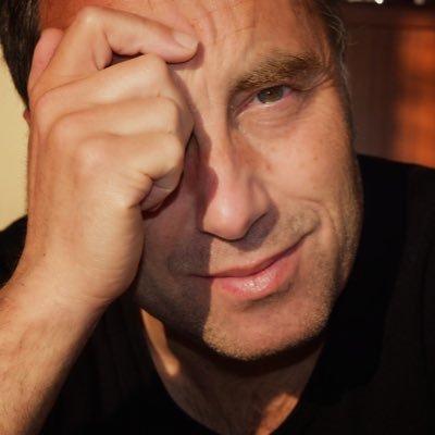 giutiz's profile picture. Mi schifi, lo so già! Io sono lo specchio dove tu non vorresti mai guardare!