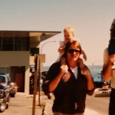SeattleDoll's profile picture. I have 1 torso and 2 fucking legs.