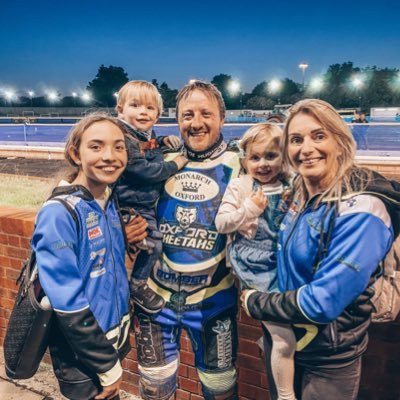 Works at Jaguar Landrover|Mama to Mia-Faye, Amara-Mae & Cruz |Wifey to @bomberharris37💙 ♡ Insta: emma_lou_07 ♡ Blog Insta: love_life_and_kevlars
