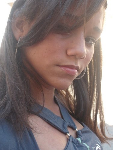 Magra altura mediana morena clara, tenho 16 anos sou alegre brincalhona , pratico esportes.. Bom  não tenhoo mais o falar.mais informações face  Luciana Rafaela