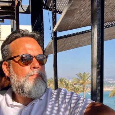 Arqueólogo desubicado la mayor parte del año. De naturaleza idealista, busca un pragmatismo que nunca llega. Libertad, Igualdad y Fraternidad