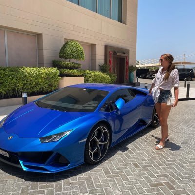 SarahLouOffical's profile picture. 27 🖤