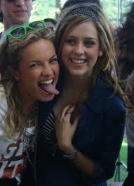 Elas Briga na novela mais no fundo elas se amam ! beejos 

Madrinha : @FC_Lua_Blanco4