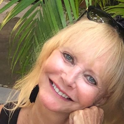 I am a Canadian woman with the luxury of living in paradise. I rent two rooms with private bathrooms from my home and welcome tourists