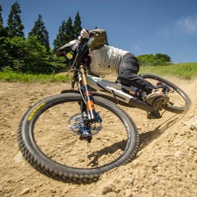 Im a Japanese engineer. I go all over the world wherever there is a job My favorite is #mountainbiking and #skiing