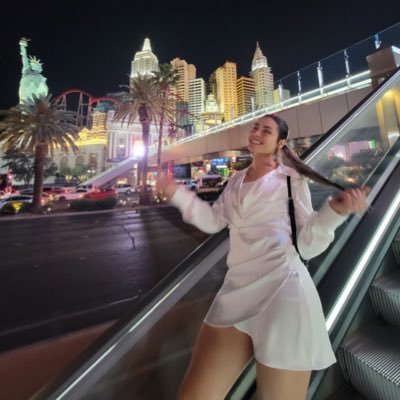 abriseijo's profile picture. Nunca serás feliz si no dejas de mirar hacia atrás, las cosas llegarán a ti el día que tú dejes de buscar.