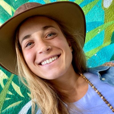 I help female entrepreneurs & CEOs heal the past, stand in their power, express themselves authentically & expand their impact through heart-led leadership.