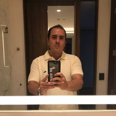 Restaurantero... Enamorado de la vida... Trabajador Empedernido.. Viajador incontrolable... Romantico incurable... Y Amigo infalible!!!