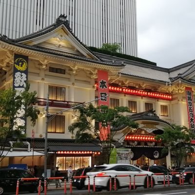 娘ちゃんが歌舞伎にハマった日々をつづっています。愛読書は歌舞伎手帖、遊びは歌舞伎ごっこ。女の子だから小さいうちしか舞台に立てないと本人知りつつ、10歳までには舞台に立つ!と決意。日々の歌舞伎愛や着物愛を綴っています。 #かぶき少女の歌舞伎日記
