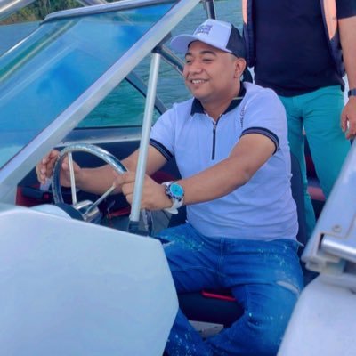 Abogado, especialista en Derecho Administrativo.