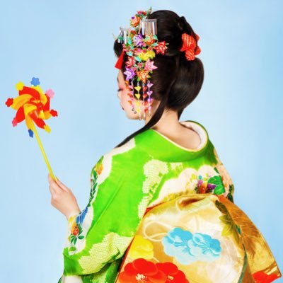 モデルの本山順子https://t.co/Q6KXWhAhyNによる着物NFT『きらきら道中 Neo Kimono』 ”きらきら”で溢れるこの世界を着物を纏ってご案内💁‍♀️✨
NFT 