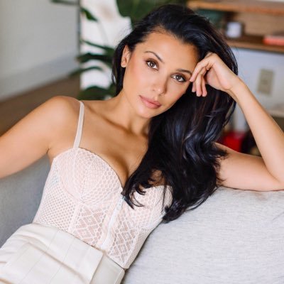 Actress एमिली शाह ॐ  Former Miss New Jersey USA. Half Gujarati/ Scottish chick who made the worlds 1st Ayurvedic inspired Gin @dharma_gin IG: EmilyShahOfficial