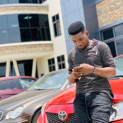 AdadeAaron1's profile picture. Arrow dc