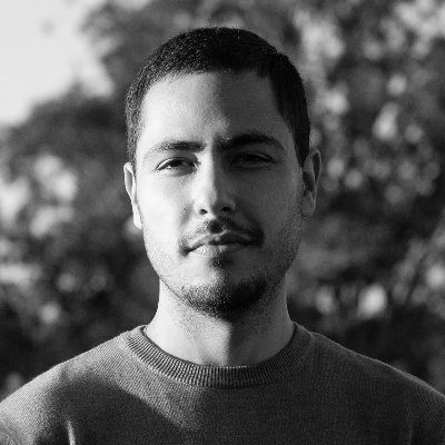 Trabalho apertando botões. Cristão, Engenheiro de Software, Conservador etc...