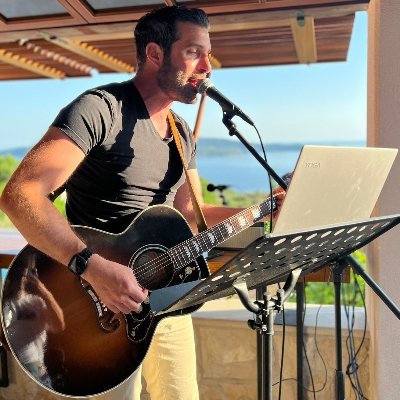 Solo Acoustic Artist, Entertainer, Oasis Lover, @spursofficial Sufferer & Entertainer, Content Creator with @spurssongsheet