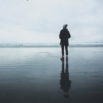 HAYRUNNISAOZTU8's profile picture. “O, kitaplarda yazan her şeyin gerçek olduğunu sanıyor.”