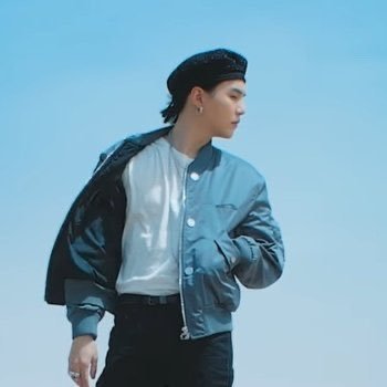 mi estábilidad mental se arreglaría si me depositaran 10 mil dólares 
   . ♡. ♡. ♡. ♡. ♡. ♡. ♡. ♡ .
  solo me gusta yoongi y el dinero