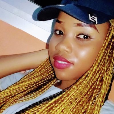 ElvireLove2's profile picture. Simple, étudiante en marketing