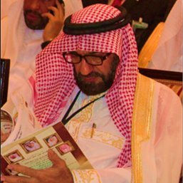 الفنان عبدالله بن عبدالرزاق الصانع خطاط المراسم الملكية هنا يقوم مكتب الخطاط بعرض جميع الأعمال الفنية