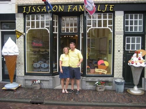 IJssalon Fanielje, bij de historische sluis in Leidschendam. We maken zelf ambachtelijk ijs en heerlijke appeltaart. Verhuur authentieke ijscokar.