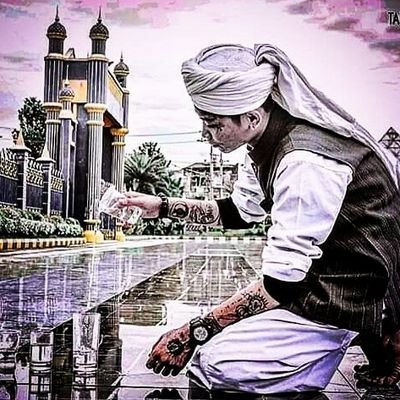 RhomiNur's profile picture. بسْــــــــــــــــــــــم اللّه الرّحْمن الرّحيْم

#GakFollowPorno

Bukan Orang Yang Berilmu Hanya Paham Adab