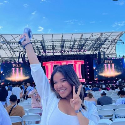 NAYEON'S MOM POSTED MY LIVE// currently streaming HARE HARE on repeat
