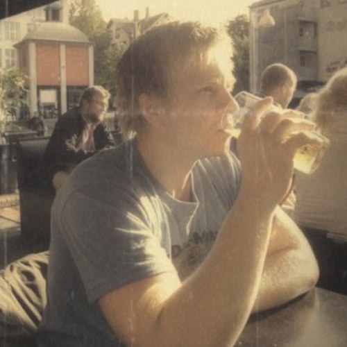 Svenni1988's profile picture. Født og oppvokst på Randaberg. Elektriker. Så sånn er det...